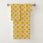 Yellow and white patterned floral  bad handdoek (Insitu)