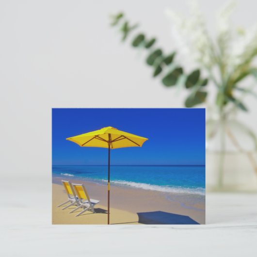 Yellow beach umbrella and chairs on prisping briefkaart (Staand voorkant)