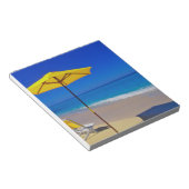 Yellow beach umbrella and chairs on prisping notitieblok (Schuin)