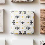 Yellow Bee Summer Kitchen Backsplash Keramische Te Tegeltje<br><div class="desc">Dit ontwerp is voorzien van een bijen en honingraat met eenvoudige vormen en zwarte contouren op een witte achtergrond. Gele accenten voegen een vleugje kleur toe aan het symmetrische,  minimalistische ontwerp. De inkttekening van bijen bevat geometrische elementen en Art Deco-inspiratie zonder schaduw.</div>