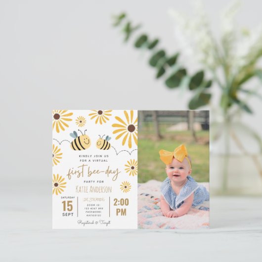 Yellow Bee Sunflower Virtual First Bee-day Foto Uitnodiging Briefkaart (Staand voorkant)