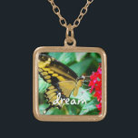 Yellow Black Swallowtail Butterfly Dream Script Goud Vergulden Ketting<br><div class="desc">Een close-up foto van een delicate, gele en zwarte vlinder die rust op een felrode bloem. "Droom" van een warme, zonnige dag wanneer je dit prachtige, kleurrijke fotografie charme ketting draag. Dit ketting is verkrijgbaar in kleine, middelgrote en grote maten, evenals vierkante en cirkelvormen. U kunt dit ketting bestellen in...</div>