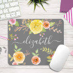 Yellow boho floral waterverf grijs monogram script muismat<br><div class="desc">Geel, roze, rood en oranje waterverf en witte scripttypografie bedekken een zacht grijze achtergrond op deze prachtige, rustieke, romantische, bloemige aangepaste naam mousepad. Voeg jouw namen toe om te personaliseren. Maakt een chique en stijlvolle statement elke keer dat je het gebruikt. Een geweldig cadeau voor een vriend, maar ook voor...</div>