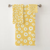 Yellow Boho Spring Daisies Pattern Bad Handdoek (Insitu)