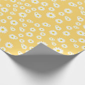 Yellow Boho Spring Daisies Pattern Cadeaupapier (Hoek)