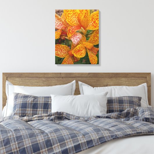 Yellow Canna Lily with Red Speckles Floral Canvas Afdruk (Insitu (Slaapkamer))