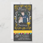 Yellow Chalkboard Merry-kerstfotokaart Feestdagenkaart<br><div class="desc">Vrolijk kerstfeestelijke fotokaarten met een krijtborduiterlijk,  veel gele zirls en tekst die Merry Kerstmis leest,  een reeks kleurrijke boomlichten in verschillende kleuren,  gele hangende ornamenten,  en gebieden die je kunt aanpassen aan deze prachtige en heldere vakantiefotofoonkaarten met je foto en namen!</div>