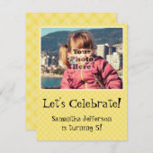 Yellow Check Cute Photo Birthday Party Invitations Kaart (Voorkant / Achterkant)