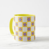 Yellow Checkerboard Floral Pattern – Purple Daisy Mok (Voorkant links)