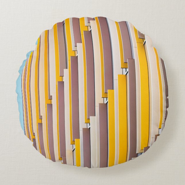 YELLOW CONCRETE BUILDING DURING DAYTIME ROND KUSSEN (Voorkant)