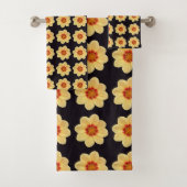 Yellow Dahlia Floral Pattern op Black Bad Handdoek (Insitu)