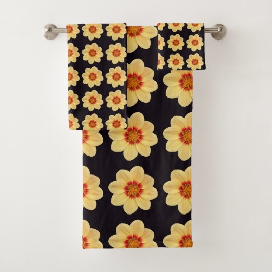 Yellow Dahlia Floral Pattern op Black Bad Handdoek (Insitu)