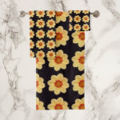 Yellow Dahlia Floral Pattern op Black Bad Handdoek