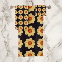 Yellow Dahlia Floral Pattern op Black Bad Handdoek