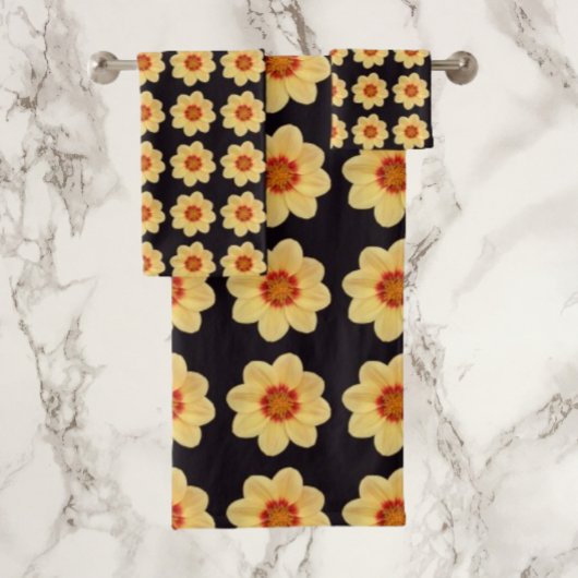 Yellow Dahlia Floral Pattern op Black Bad Handdoek