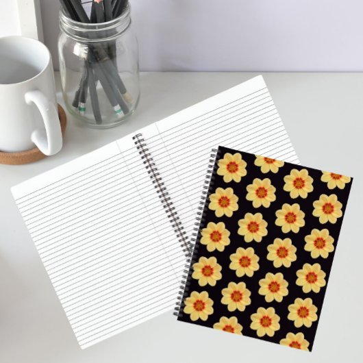 Yellow Dahlia Floral Pattern op Black Notitieboek