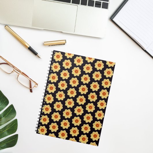 Yellow Dahlia Floral Pattern op Black Notitieboek