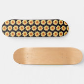 Yellow Dahlia Floral Pattern op Black Persoonlijk Skateboard (Horizontaal)