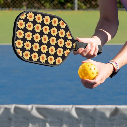 Yellow Dahlia Floral Pattern op Black Pickleball Paddle (Insitu)