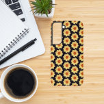 Yellow Dahlia Floral Pattern op Black Samsung Galaxy Hoesje<br><div class="desc">Bescherm uw Samsung Galaxy S22-telefoon met deze duurzame telefoonhoes met het foto-afbeelding van een kleine, gele Dahlia-bloem op een zwarte achtergrond en afgedrukt in een herhalingspatroon. Een leuk bloemenontwerp! Selecteer uw telefoonstijl. OPMERKING: Het kan nodig zijn om het afbeelding te bewerken en aan te passen wanneer u de telefoonstijl wijzigt....</div>