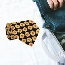 Yellow Dahlia Floral Pattern op Black