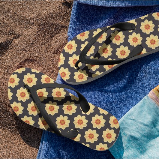 Yellow Dahlia Floral Pattern op Black Teenslippers