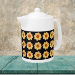 Yellow Dahlia Floral Pattern op Black Theepot<br><div class="desc">Witte keramische theepot met deksel dat op een zwarte achtergrond het afbeelding van een gele Dahlia-bloem bevat en in een herhalingspatroon is gedrukt. Een leuk,  floreel ontwerp!</div>