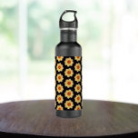 Yellow Dahlia Floral Pattern op Black Waterfles<br><div class="desc">Leer uw dorst van deze trendy,  roestvrijstalen waterfles met het ingepakte foto-afbeelding van een gele Dahlia-bloem op een zwarte achtergrond en afgedrukt in een herhalend patroon. Selecteer de kleur van uw fles. Een leuk,  bloemig ontwerp!</div>