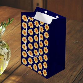 Yellow Dahlia Floral Pattern op Blue Medium Cadeauzakje