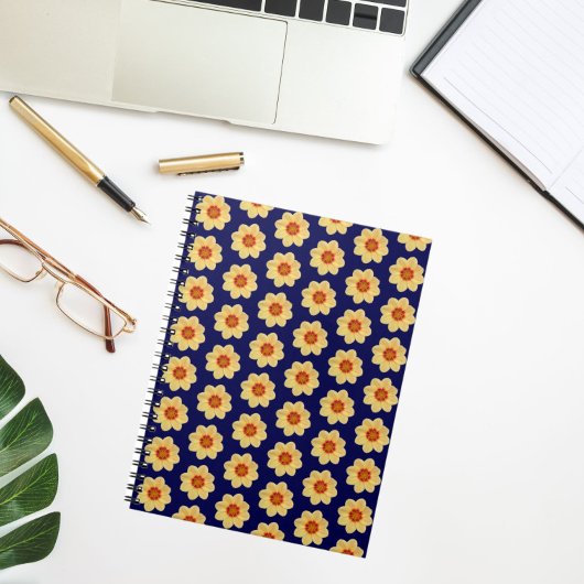 Yellow Dahlia Floral Pattern op Blue Notitieboek