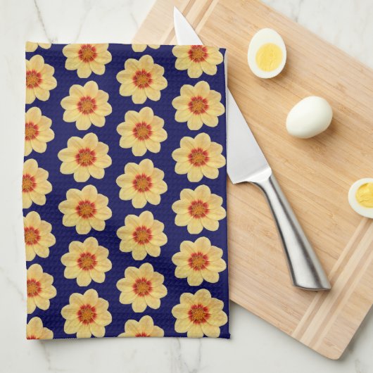 Yellow Dahlia Floral Pattern op Blue Theedoek (Quarter Fold)
