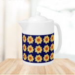 Yellow Dahlia Floral Pattern op Blue Theepot<br><div class="desc">Witte keramische theepot met deksel dat het afbeelding van een gele Dahlia-bloem op een blauw marinesolf bevat en in een herhalingspatroon is gedrukt. Een leuk,  floreel ontwerp!</div>