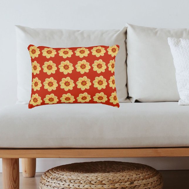 Yellow Dahlia Floral Pattern op Red Accent Kussen (In Situ)
