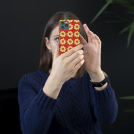 Yellow Dahlia Floral Pattern op Red iPhone 16 Hoesje