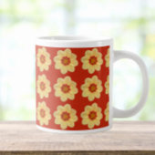 Yellow Dahlia Floral Pattern op Red Grote Koffiekop