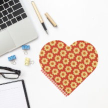 Yellow Dahlia Floral Pattern op Red