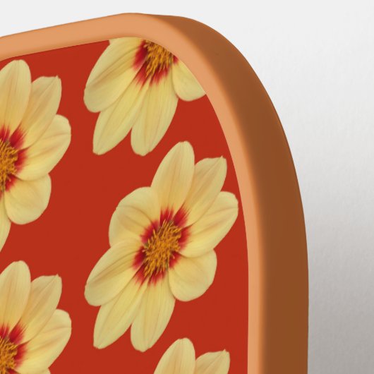 Yellow Dahlia Floral Pattern op Red Pickleball Paddle (Links Detail)