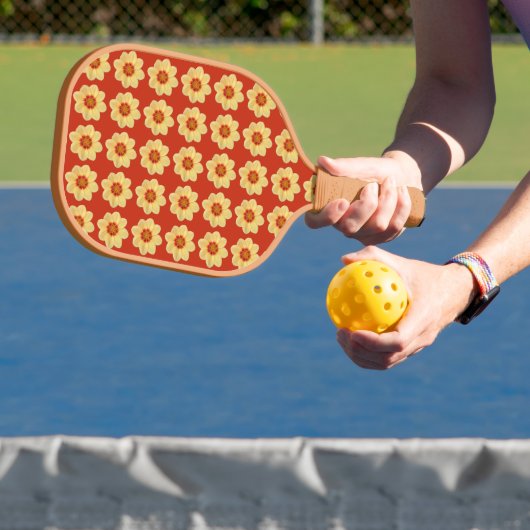 Yellow Dahlia Floral Pattern op Red Pickleball Paddle (Insitu)
