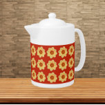 Yellow Dahlia Floral Pattern op Red Theepot<br><div class="desc">Witte keramische theepot met deksel dat op een rode achtergrond het afbeelding van een gele Dahlia-bloem bevat en in een herhalingspatroon is gedrukt. Een leuk,  floreel ontwerp!</div>