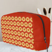 Yellow Dahlia Floral Pattern op Red Toilettasje