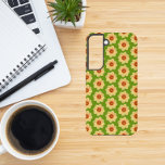 Yellow Dahlia Floral Pattern over Green Samsung Galaxy Hoesje<br><div class="desc">Bescherm uw Samsung Galaxy S22-telefoon met deze duurzame telefoonhoes met het foto-afbeelding van een kleine, gele Dahlia-bloem op een limoengroene achtergrond en afgedrukt in een herhalingspatroon. Een leuk bloemenontwerp! Selecteer uw telefoonstijl. OPMERKING: Het kan nodig zijn om het afbeelding te bewerken en aan te passen wanneer u de telefoonstijl wijzigt....</div>