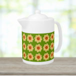 Yellow Dahlia Floral Pattern over Green Theepot<br><div class="desc">Witte keramische theepot met deksel dat is voorzien van het afbeelding van een gele Dahlia-bloem op een kalkgroene achtergrond en dat in een herhalingspatroon is gedrukt. Een leuk,  floreel ontwerp!</div>