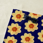 Yellow Dahlia Pattern op Blue Floral Strandlaken (In situ)