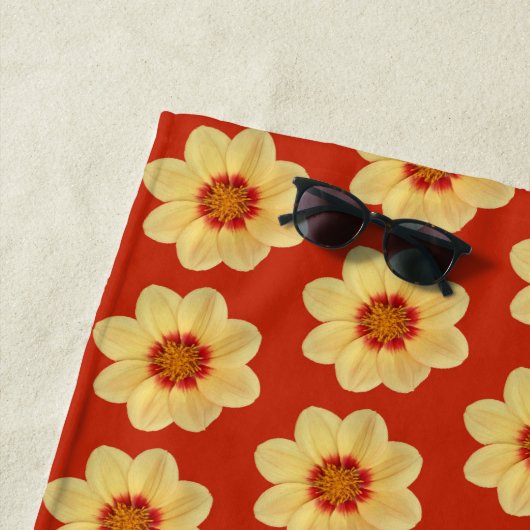 Yellow Dahlia Pattern op Red Floral Strandlaken (In situ)