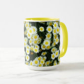 Yellow Dainty Daisy Flower Buttonnen, Mok (Voorkant rechts)