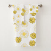 Yellow Daisies Pattern in White Bath Towel Set Bad Handdoek (Insitu)