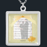Yellow Flower Silver Square Photo Ketting<br><div class="desc">Geef dit ketting een persoonlijk tintje om als huwelijksgunsten te hebben bij je trouwreceptie of om er zelf een te hebben als herinnering aan je speciale dag. Dit ketting is ook het perfecte geschenk voor de bruid op haar vrijgezellenfeest. Personaliseer door uw foto toe te voegen, en de tekst op...</div>