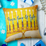 Yellow Gold Hanukkah Menorah Peace Love and Light Kussen<br><div class="desc">"Vrede, liefde en licht." Een close-upfoto van een heldere, kleurrijke, gele en gouden artsy menorah helpt je om in stijl op de feestdag van Hanukkah te surfen. Voel de warmte en de vreugde van het vakantieseizoen als je je ontspannen op deze verbluffende, kleurrijke Hanukkah die kussens gooit. Maakt een opvallende...</div>