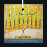 Yellow Hanukkah Menorah Peace Love Light Script Glas Ornament<br><div class="desc">"Vrede, liefde en licht." Een close-up digitale foto illustratie van een heldere, kleurrijke, gele en gouden artsy menorah, met je persoonlijke naam, helpt je om in stijl op de feestdag van de Hanukkah te surfen. Voel de warmte en de vreugde van het vakantieseizoen wanneer je dit prachtige, kleurrijke, aangepaste, keepasglas...</div>