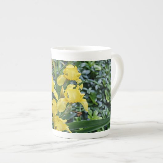 Yellow Iris Garden Bone China Mok (Voorkant rechts)